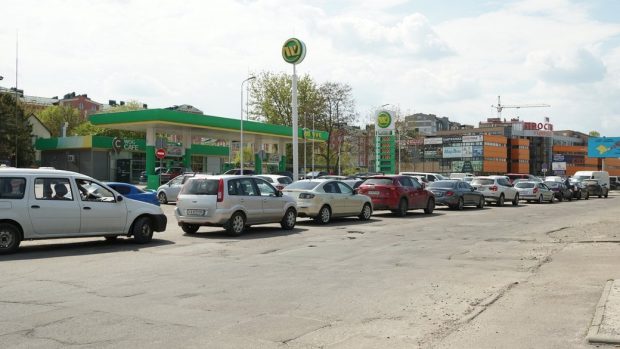 Cozi mari la benzină în Cernăuți. „Schimb un kilogram de sare pe o canistră de benzină”. Viața din Ucraina, o previzualizare a crizei globale?