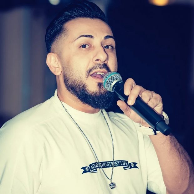 Un cunoscut cântăreţ de manele, prins drogat la volanul unei maşini neînmatriculate