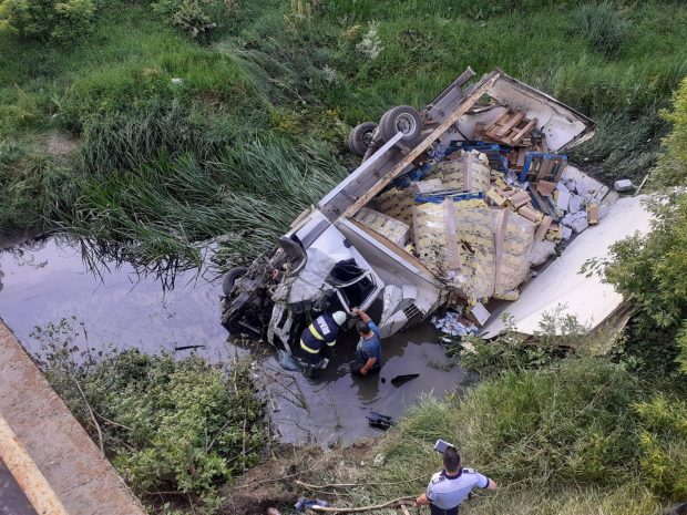 Un TIR încărcat cu dulciuri s-a răsturnat în albia unui râu din județul Vaslui, după ce i-a explodat un pneu