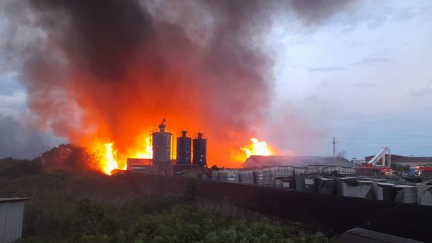 Incendiu puternic în apropiere de rafinăria Pitești. A luat foc un depozit în care se află substanțe periculoase