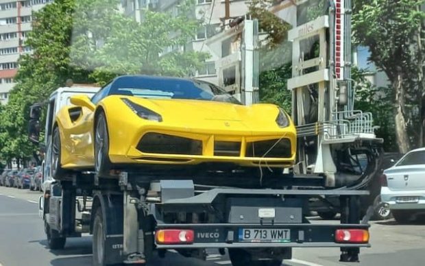 Un Ferrari parcat pe trecerea de pietoni, ridicat din centrul Bucureștiului. Clotilde Armand: „Dacă ai Ferrari nu înseamnă că poți parca neregulamentar”