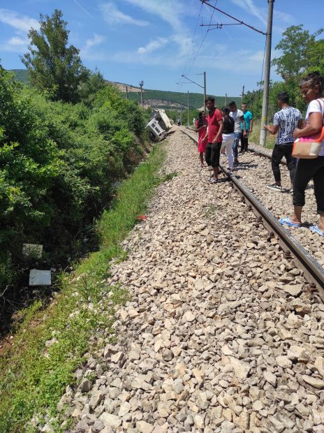 O garnitură de tren a lovit un camion în Bulgaria, ambii conductori și șoferul murind în urma impactului