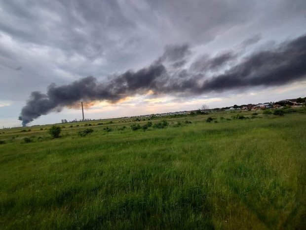 Incendiul puternic în apropiere de rafinăria Pitești, aproape stins. A luat foc un depozit în care se aflau substanțe periculoase