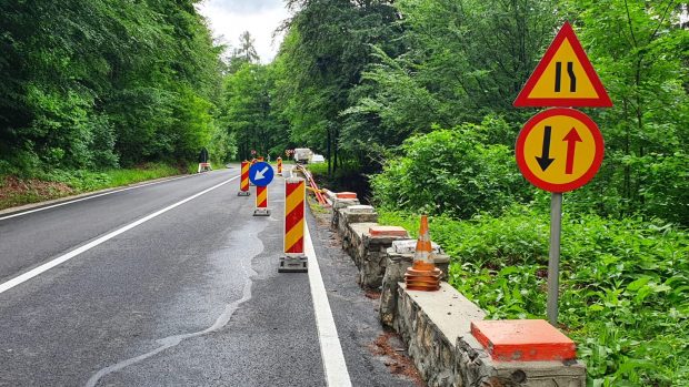Restricții de circulație pe drumul spre Poiana Braşov, după ce o porţiune din zidul de sprijin s-a surpat
