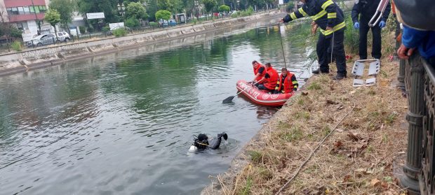 Bărbatul scos din Dâmboviţa, în zona Spitalului Universitar, a murit