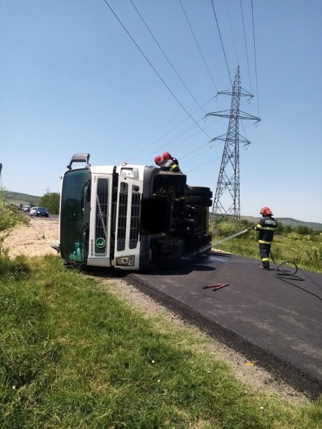 Cinci tone de măruntaie de pui s-au împrăștiat pe o șosea din Vaslui, după ce un TIR s-a răsturnat. Șoferul avea o alcoolemie de 0,96 la mie