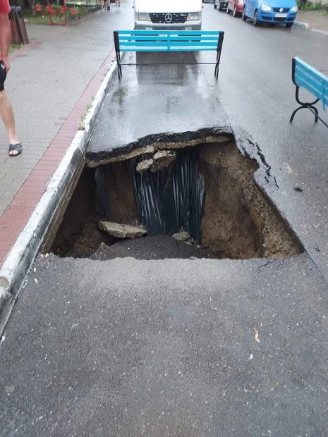 O stradă din centrul orașului Negrești s-a surpat sub roțile unei mașini. Șoferița care era să cadă în groapa de doi metri: „Sperietura mea depășește orice pagubă”