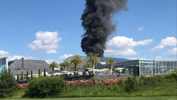 Incendiu puternic la un depozit de la Therme. Intervin mai multe echipaje de pompieri