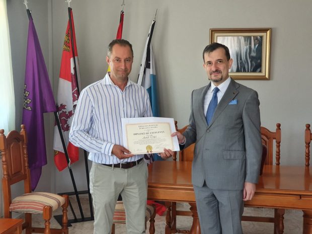 Primul primar român din Spania, premiat de Ambasada României în Spania. ”A avut temeritatea să coboare în teren”