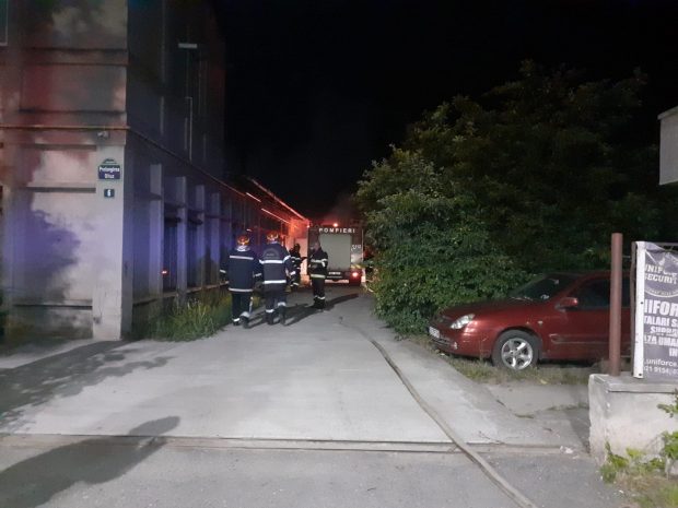 Incendiu la un depozit de hârtie igienică din Ilfov. Au intervenit mai multe echipaje de pompieri