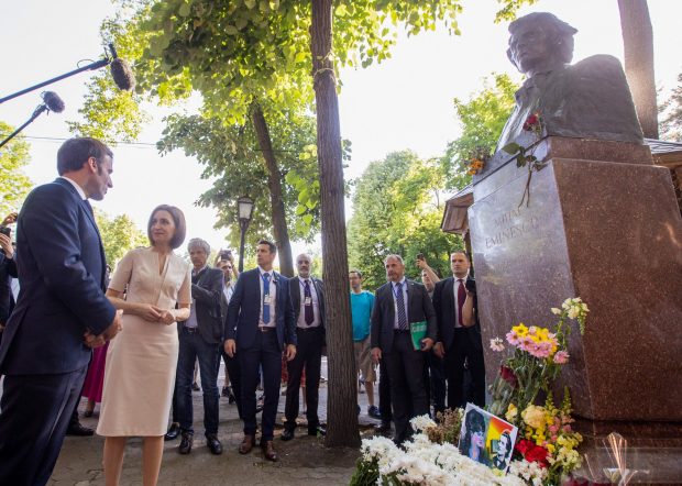 Emmanuel Macron, omagiu pentru Mihai Eminescu în timpul vizitei la Chişinău