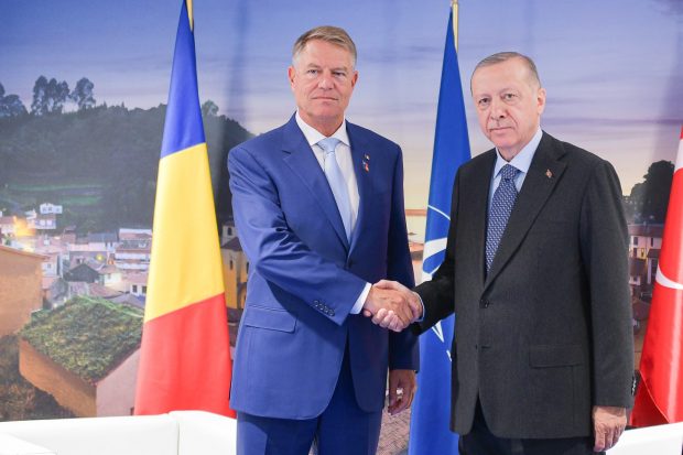 Klaus Iohannis s-a întâlnit cu Erdogan la Madrid. Despre ce au discutat cei doi șefi de stat