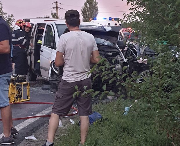 12 persoane rănite, după ce un microbuz și o mașină s-au ciocnit în Dâmbovița. A fost activat Planul roșu de intervenție