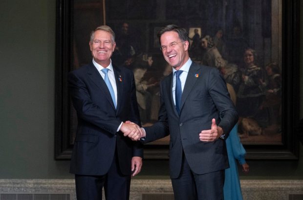 SUA anunță prin ambasadorul său la NATO că-l susțin pe Rutte pentru șefia Alianței, nu pe „prietenul” Iohannis, „căruia îi dorim toate cele bune”