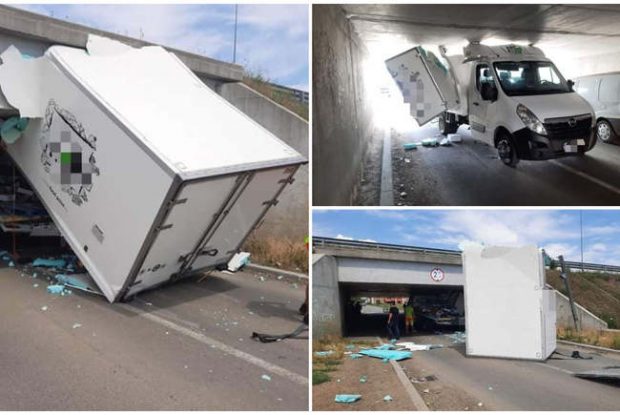 O dubă a rămas blocată sub un pasaj de pe autostradă. „Marfar cabrio încă nu am văzut”