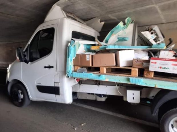 O dubă a rămas blocată în Arad, sub un pasaj de pe autostradă: „Marfar cabrio încă nu am văzut”