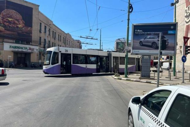 Un tramvai din Timișoara a ajuns pe trotuar după ce a deraiat de pe șine