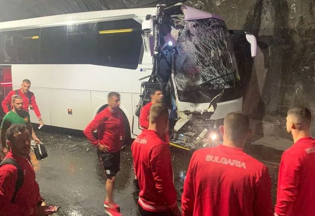 Accident grav al naționalei de fotbal a Bulgariei. Autocarele echipei s-au ciocnit. „Nedelev era plin de sânge”