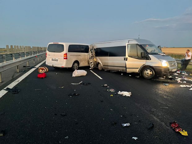 11 oameni răniți, printre care și un copil de 4 luni. Ciocnire violentă între două microbuze pe autostrada A1