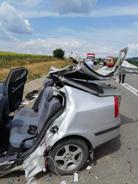 Accident grav în Vaslui. O femeie a murit după ce a intrat cu mașina într-un TIR, acul vitezometrului s-a oprit la 140 km/h