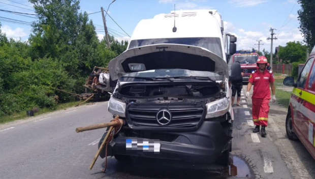 Microbuz de călători, implicat într-un accident în Dâmbovița. Patru persoane au ajuns la spital