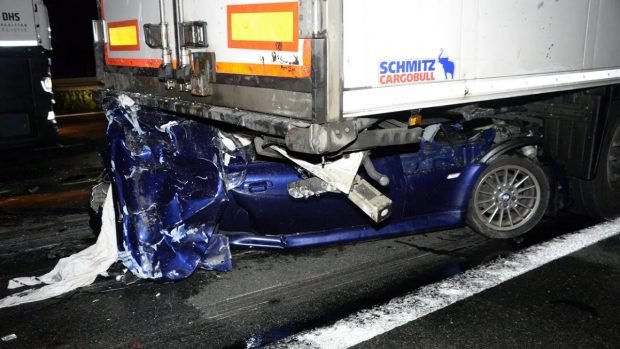 Un șofer român a fost prins la mijloc în cel mai cumplit accident din această săptămână, din Germania, și se luptă să scape cu viață