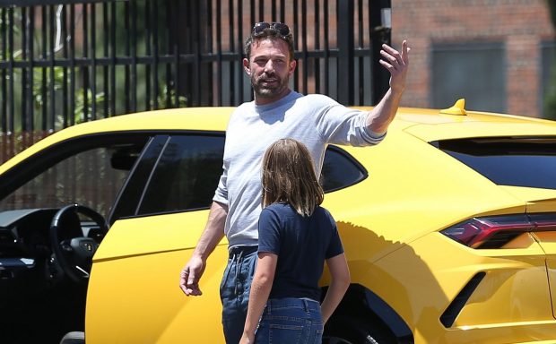 Băiatul lui Ben Affleck în vârstă de 10 ani a urcat la volanul unei mașini și a făcut accident. Întregul moment a fost filmat