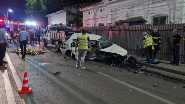 Patru morți și patru răniți la Iași, după ce o șoferiță băută a intrat cu mașina într-un grup de muncitori care lucrau la drum