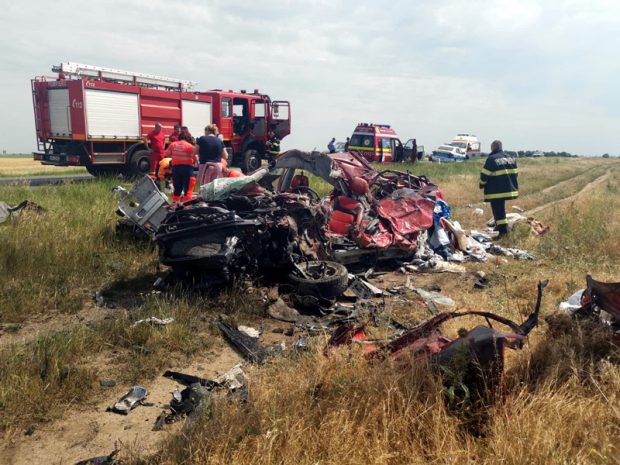 Accident grav în Brăila. Două persoane au murit după ce o mașină s-a ciocnit cu un TIR