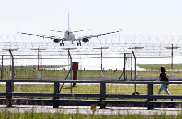 Moscova îi împiedică pe piloții ruși rămași șomeri în urma sancțiunilor să își găsească noi locuri de muncă în străinătate