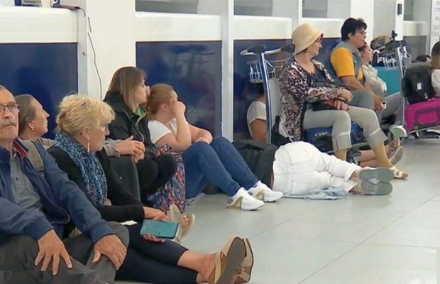 Călători ținuți 24 de ore în Aeroportul Otopeni. „Nu am dormit, nu am mâncat, nu am băut și nu am primit explicații”