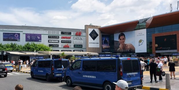 Alertă falsă cu bombă la mall Băneasa. Clienții, evacuați după ce un bărbat a anunțat că a amplasat un dispozitiv exploziv
