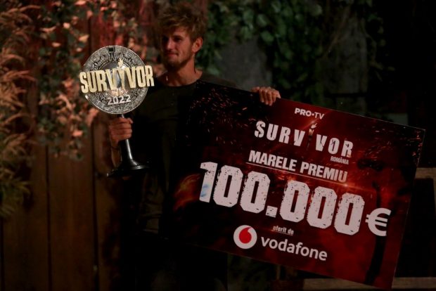 Alex Delea, câștigătorul „Survivor România”, s-a întors în țară. A plâns când și-a văzut mama la aeroport