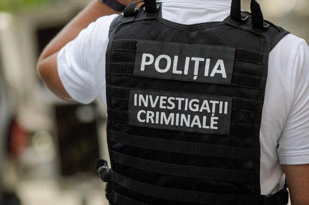 Soțul scandalagiu al unei polițiste din Arad a fost împușcat de colegii femeii, după ce bărbatul a vrut să le ia arma