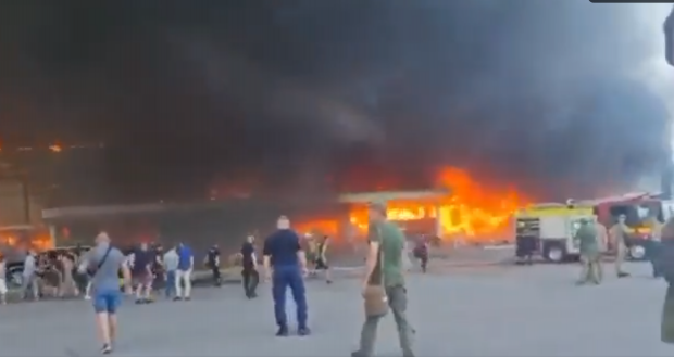 Imagini dramatice de la mall-ul din centrul Ucrainei, bombardat de ruși. Zelenski: „Este imposibil să ne imaginăm numărul victimelor”