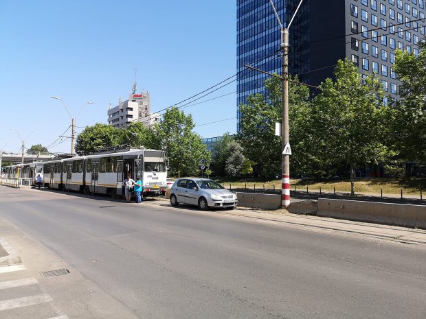 FOTO: Circulația tramvaielor de pe linia 5 a fost blocată, după ce un șofer a parcat pe șine