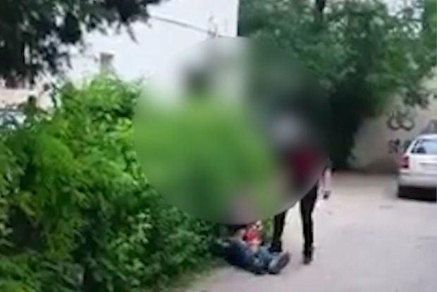 Bărbatul filmat în timp ce lovește brutal un vârstnic, reținut pentru 24 de ore. A fost chemat de doi copii „să-i aplice o corecție”