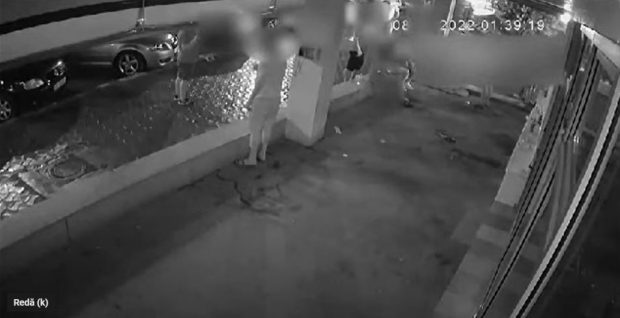 VIDEO | Patru bărbaţi din Constanţa, snopiți în bătaie în faţa unui restaurant. Agresorii sunt căutați de poliție