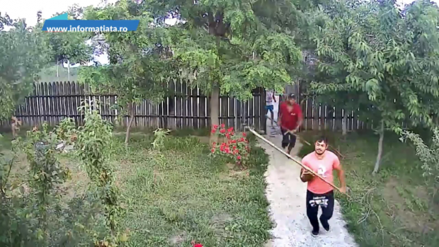 Momentul în care cinci bărbați înarmați cu topoare și bâte intră în curtea unei femei din Suceava și o amenință. Agresorii au fost reținuți