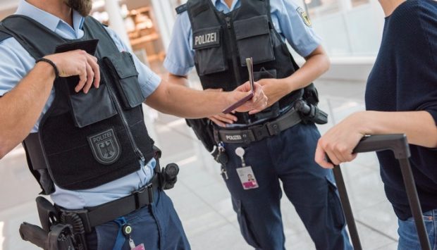 O femeie a atacat cu usturoi polițiștii aeroportului din München. Ce a ieșit apoi la iveală
