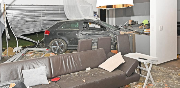 Cu mașina, direct în sufragerie! Toate persoanele implicate în accidentul din Elveția au scăpat cu răni ușoare