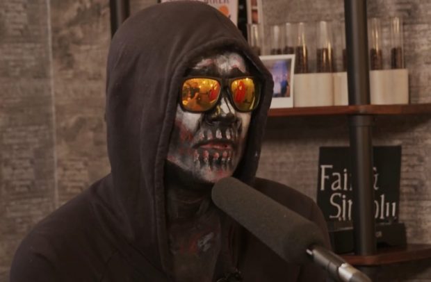 Solistul Carla’s Dreams are afaceri cu tablă în Transilvania: „De mine depind niște oameni, îmi trebuie niște bani lunar”