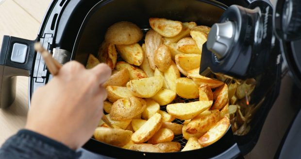 Ce poți găti la airfryer. Alimente care sunt mai bune pregătite așa