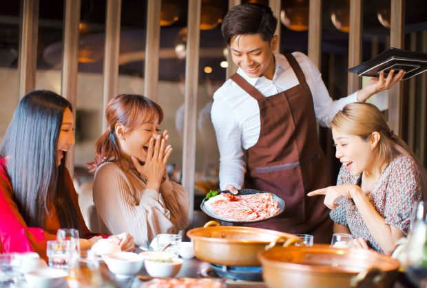 10 lucruri pe care nu trebuie să le faci niciodată într-un restaurant