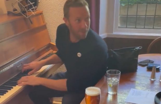 Chris Martin, solistul trupei Coldplay, cântă melodia de nuntă unui cuplu într-un bar. Imaginile au devenit virale
