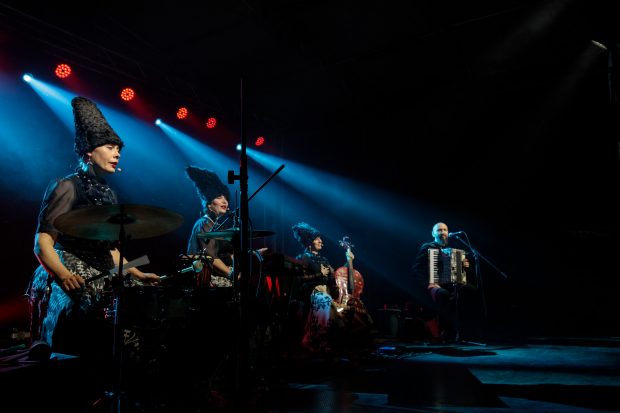 INTERVIU cu trupa Dakhabrakha din Ucraina, înaintea concertului de la TIFF: „Rudele noastre din Rusia se uită la TV și cred propaganda, nu pe noi”