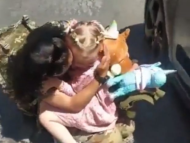 Momentul emoționant în care o fetiță își revede mama, soldat în Armata Ucrainei, întoarsă din război