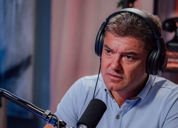Cristian Boureanu spune că a fost înșelat de prima soție cu nașul lor de cununie. Chiar de la el a aflat: „Vorbesc cu ea acum”