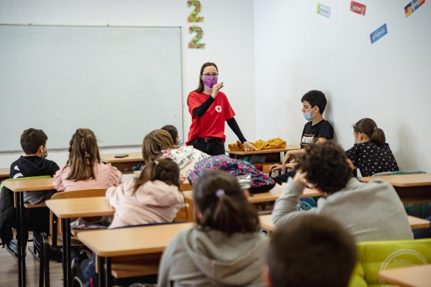 REPORTAJ. O tânără din București învață mii de copii și profesori ce trebuie să facă în caz de cutremur și cum să ofere primul ajutor. „Incendiul din Colectiv mi-a schimbat viața”