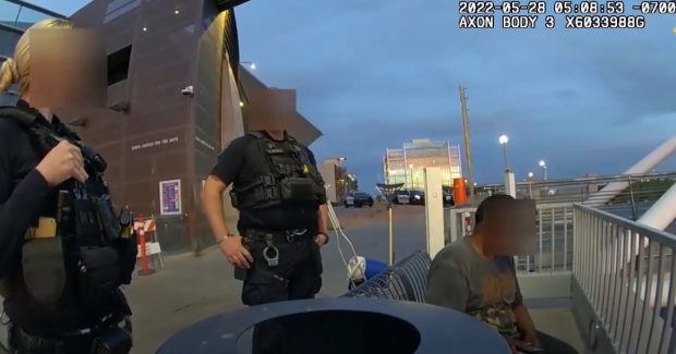„Nu intru după tine”. Trei poliţişti au privit cum un om fără adăpost se îneacă